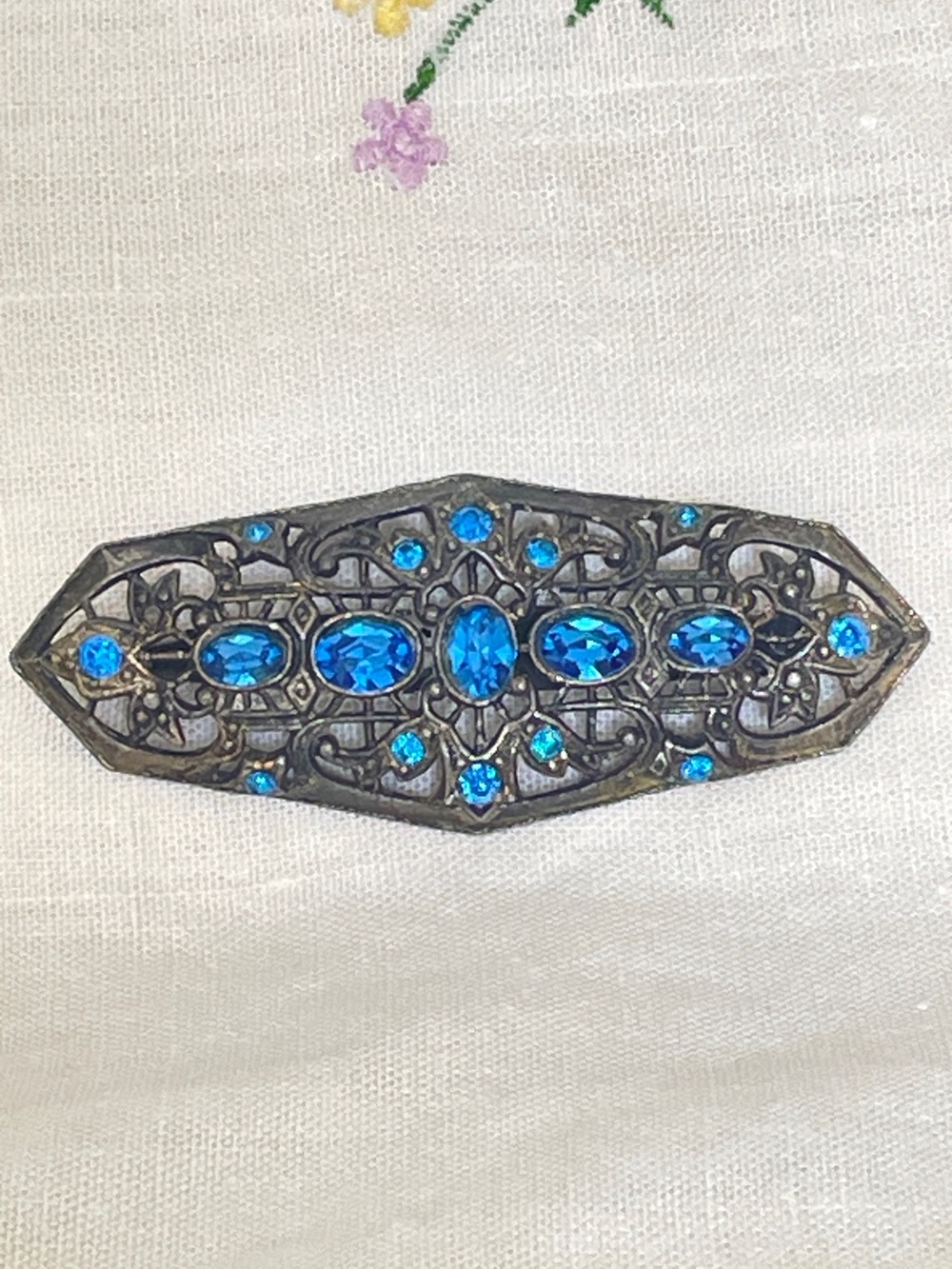 Vintage Art Deco Filigree Bar Brooch Pin - Sapphire Blue Glass
